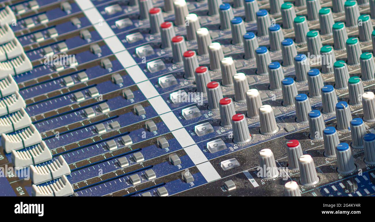 Alter analoger Audiomischer mit Gebrauchsspuren im Außenbereich Stockfoto
