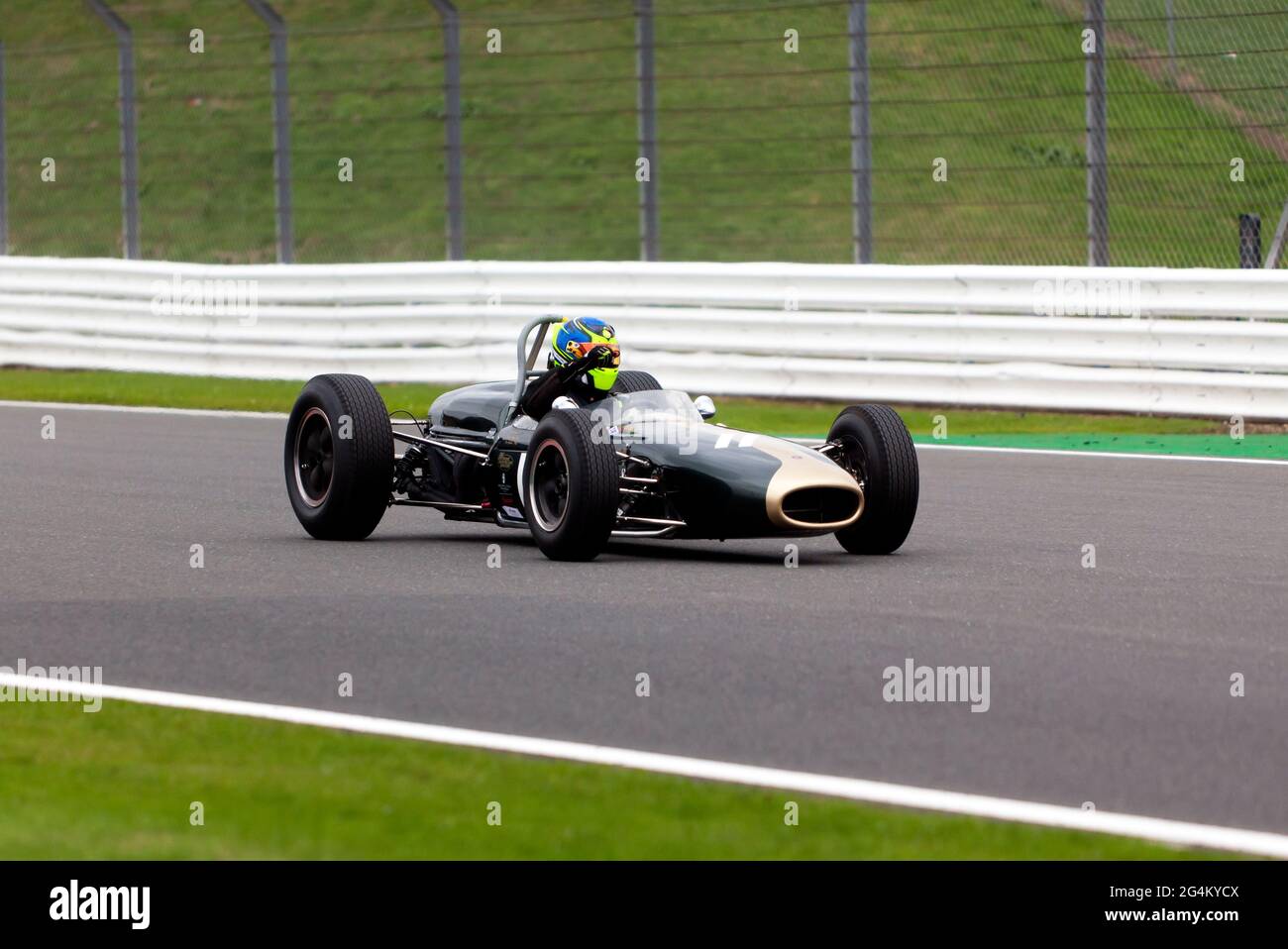Jon Fairley winkte der Menge nach dem 1. Platz in seiner Klasse in einem 1964, Brabham BT11/19 in der Maserati Trophy für HGPCA vor 66 Grand prix Cars, Stockfoto