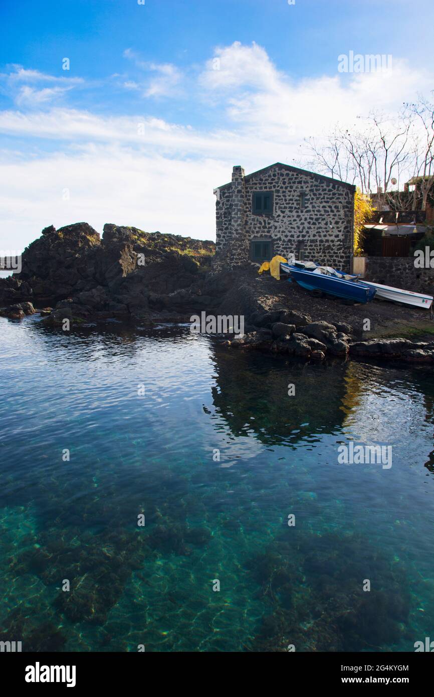 Fischerhütte in einem Dorf am Meer Stockfoto