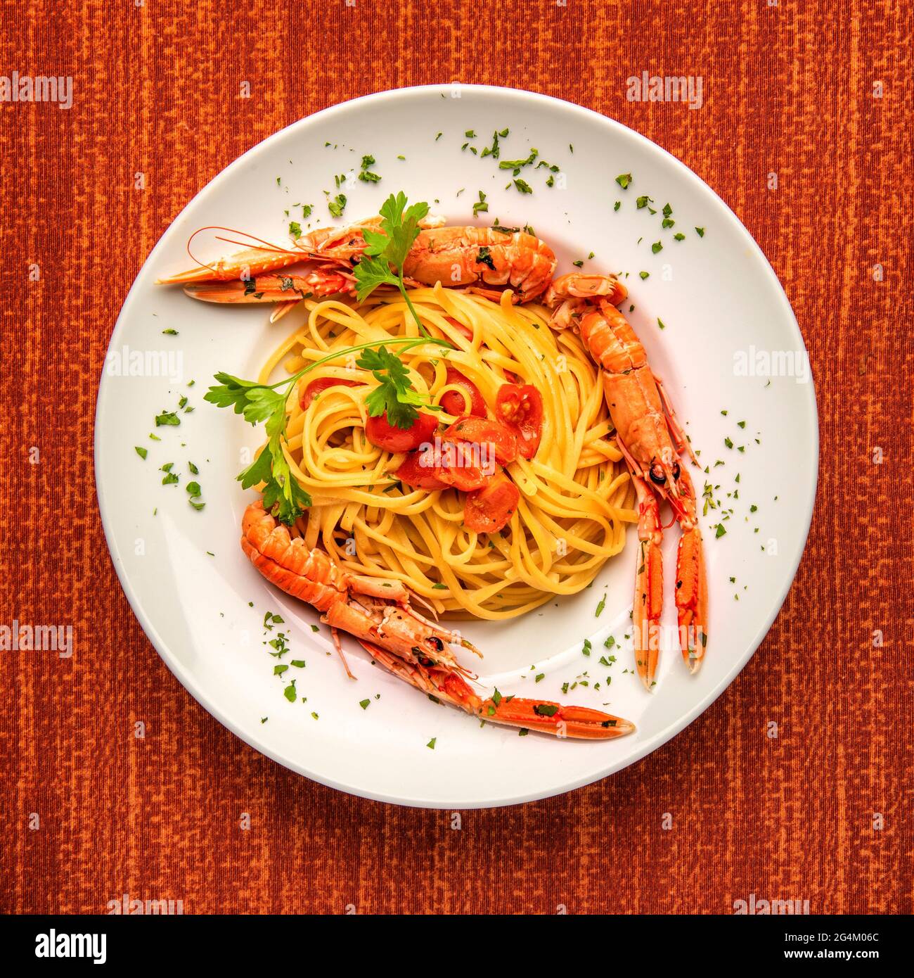 Linguine mit Scampi und Pachino Tomaten von oben Stockfoto