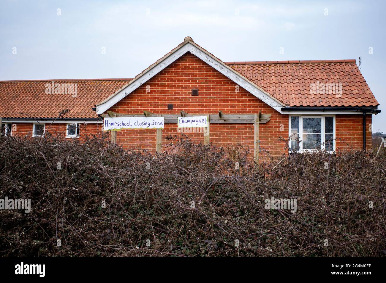 Handgeschriebenes Schild am Ende der Covid-19-Sperre Stockfoto