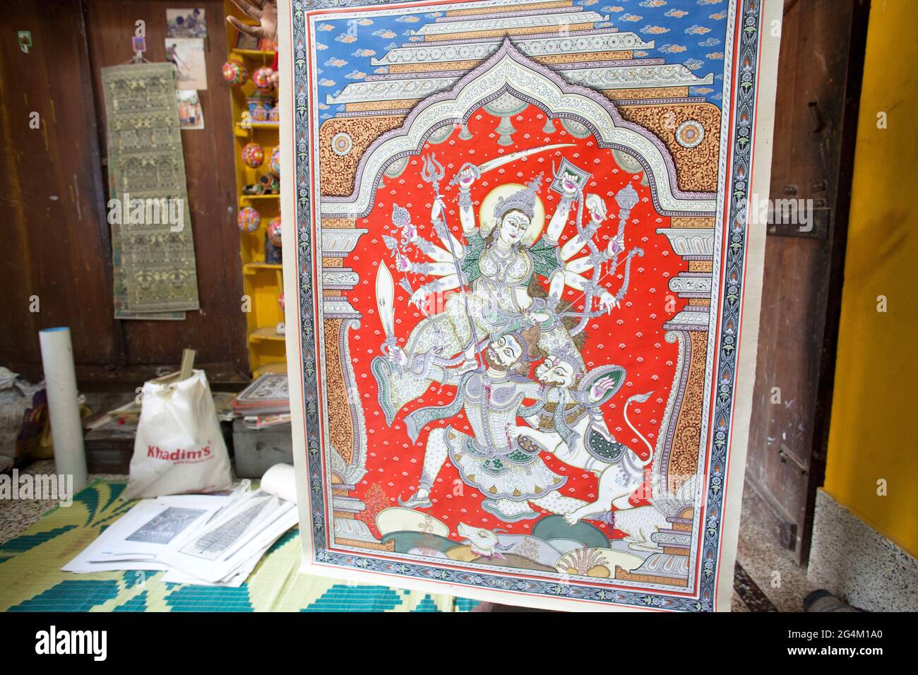 Ein traditionelles Scroll-Gemälde, zum Verkauf, in einem Haus im Kunstdorf Raghurajpur, Odisha. Sie verwenden natürliche Farben, um diese traditionellen Gemälde zu malen. Stockfoto