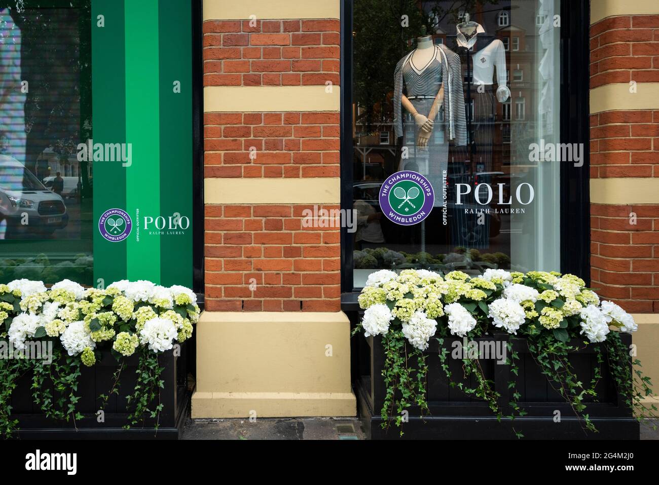 London, Großbritannien. 22. Juni 2021. Das Äußere des Ralph Lauren-Geschäfts am Sloane Square, das vor den kommenden Wimbledon-Tennismeisterschaften im All England Club dekoriert wurde. Ralph Lauren liefert den Beamten bei der Veranstaltung Outfits. Lockdown-Beschränkungen werden die Menge begrenzen, aber das Finale wird voll ausgelastet sein, wenn die Einschränkungen gelockert werden. Kredit: Stephen Chung / Alamy Live Nachrichten Stockfoto