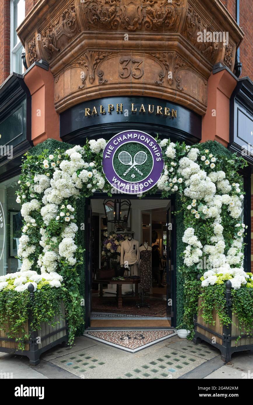 London, Großbritannien. 22. Juni 2021. Das Äußere des Ralph Lauren-Geschäfts am Sloane Square, das vor den kommenden Wimbledon-Tennismeisterschaften im All England Club dekoriert wurde. Ralph Lauren liefert den Beamten bei der Veranstaltung Outfits. Lockdown-Beschränkungen werden die Menge begrenzen, aber das Finale wird voll ausgelastet sein, wenn die Einschränkungen gelockert werden. Kredit: Stephen Chung / Alamy Live Nachrichten Stockfoto