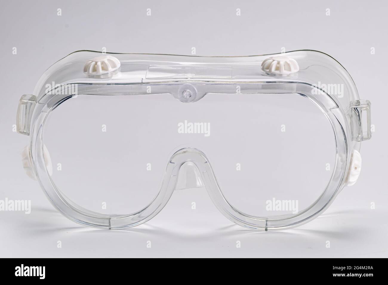Seitenansicht der transparenten Schutzbrille isoliert auf weißem Hintergrund mit Abschneideweg. Stockfoto