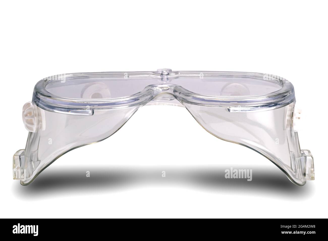 Transparente Schutzbrille auf weißem Hintergrund mit Abschneideweg. Stockfoto