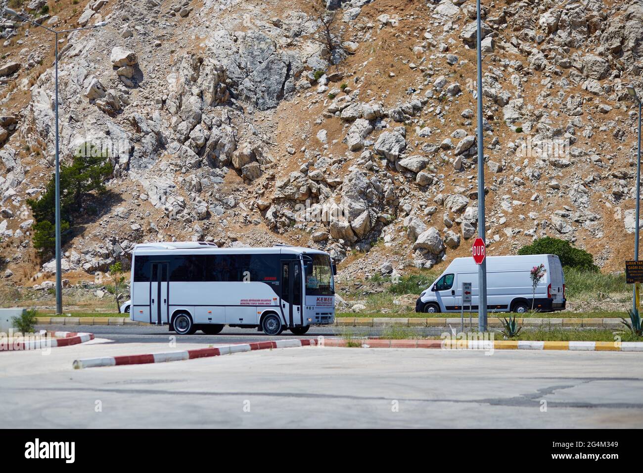 Alanya, Türkei - Mai 26: Touristenbus vor den Bergen. Reisen in der Türkei. Hochwertige Fotos Stockfoto