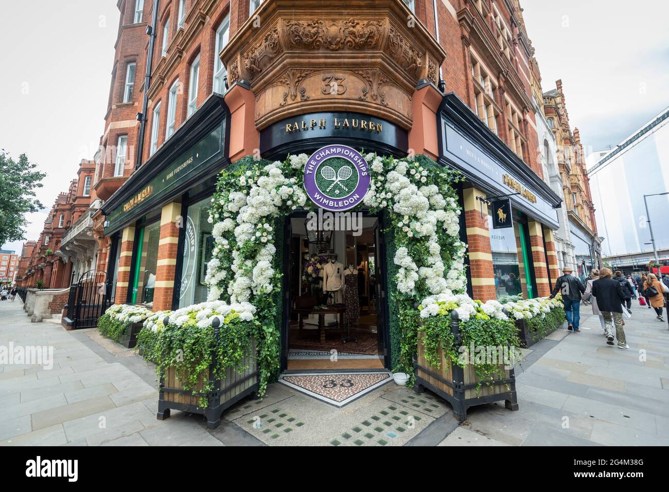 London, Großbritannien. 22. Juni 2021. Das Äußere des Ralph Lauren-Geschäfts am Sloane Square, das vor den kommenden Wimbledon-Tennismeisterschaften im All England Club dekoriert wurde. Ralph Lauren liefert den Beamten bei der Veranstaltung Outfits. Lockdown-Beschränkungen werden die Menge begrenzen, aber das Finale wird voll ausgelastet sein, wenn die Einschränkungen gelockert werden. Kredit: Stephen Chung / Alamy Live Nachrichten Stockfoto