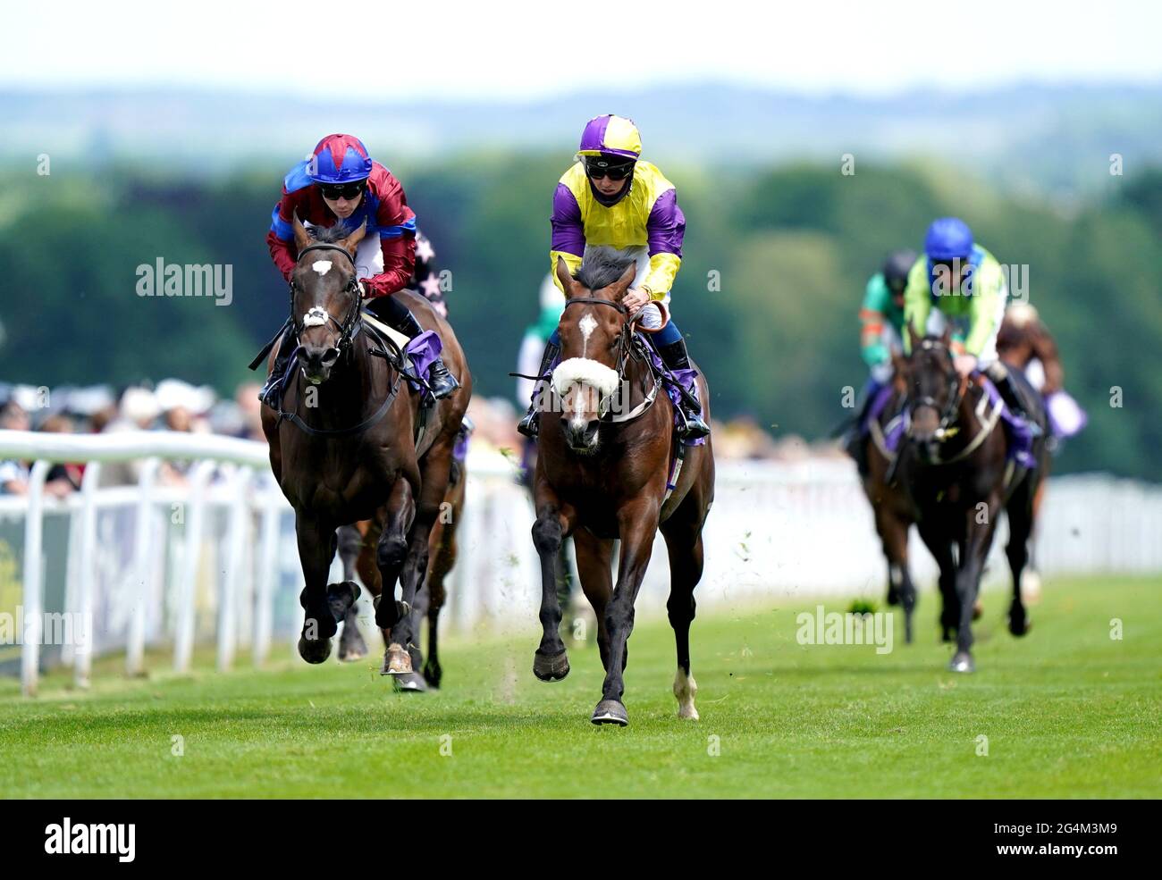 Dark Moon Rising wird von Shane Grey (Mitte) auf dem Weg zum Gewinn des Pure Broadband EBF Maiden Stakes auf der Beverley-Rennbahn gefahren. Bilddatum: Dienstag, 22. Juni 2021. Stockfoto