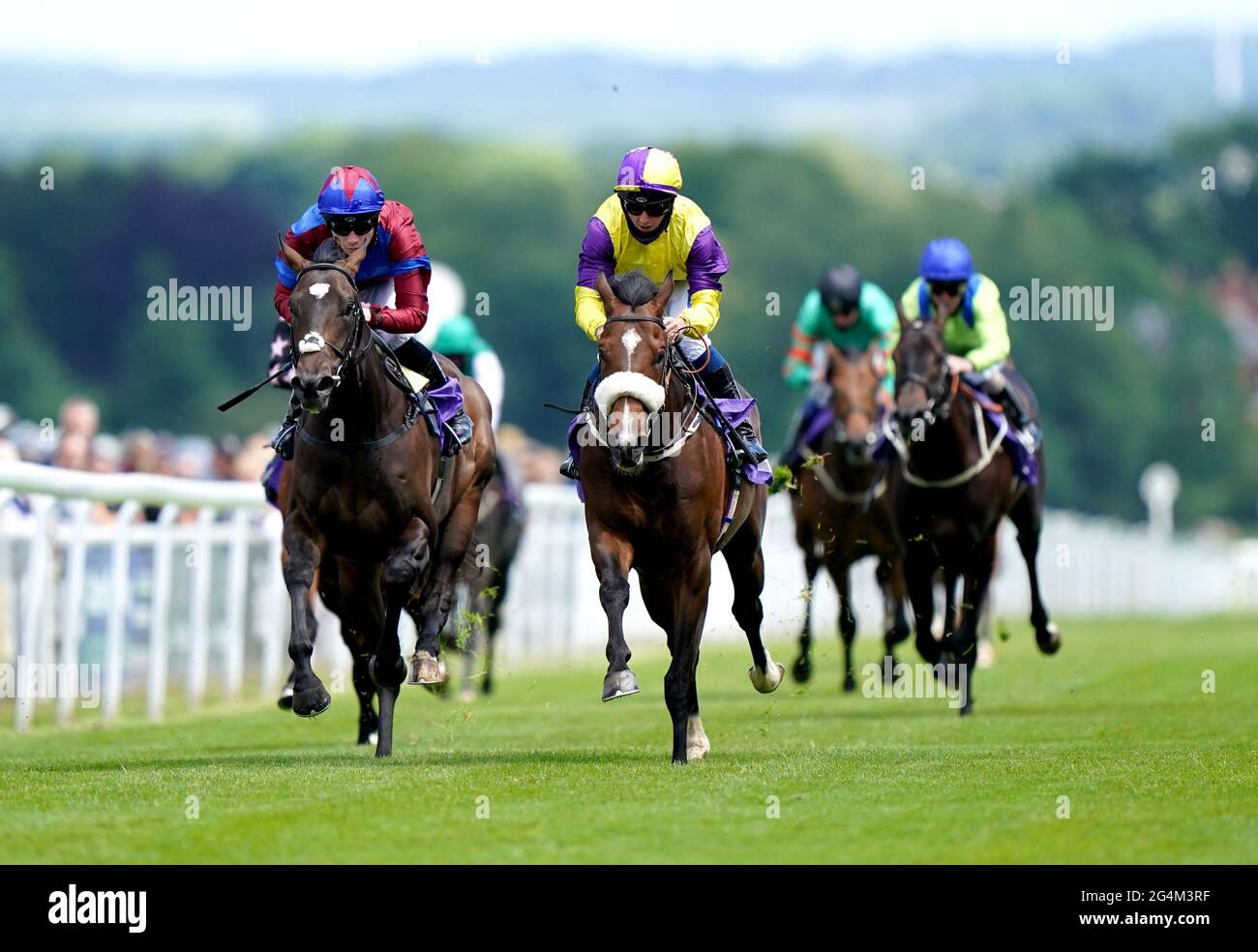 Dark Moon Rising wird von Shane Grey (Mitte) auf dem Weg zum Gewinn des Pure Broadband EBF Maiden Stakes auf der Beverley-Rennbahn gefahren. Bilddatum: Dienstag, 22. Juni 2021. Stockfoto