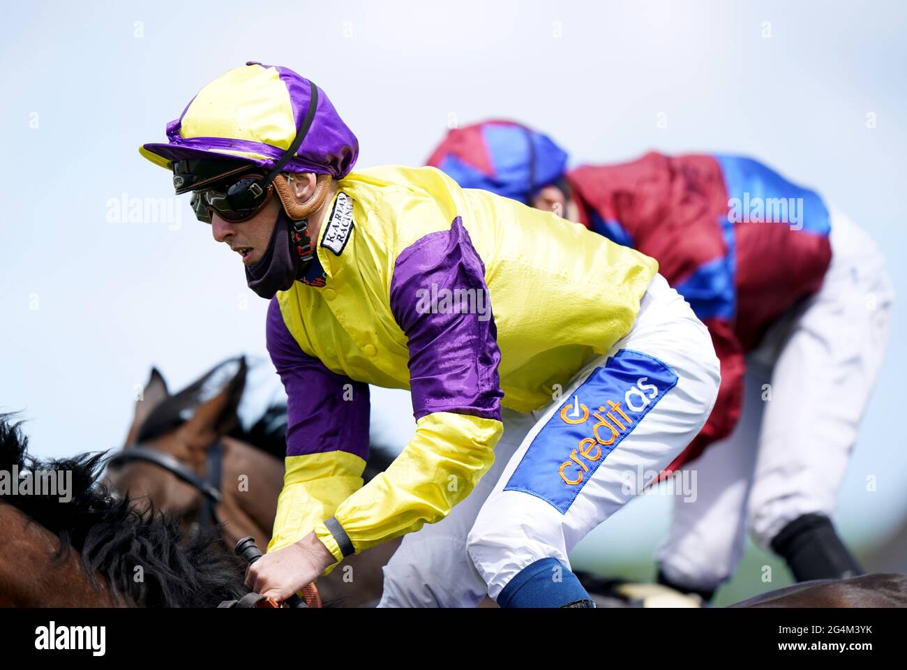 Shane Gray, der Dark Moon Rising reitet, gewinnt den Pure Broadband EBF Maiden Stakes auf der Beverley-Rennbahn. Bilddatum: Dienstag, 22. Juni 2021. Stockfoto