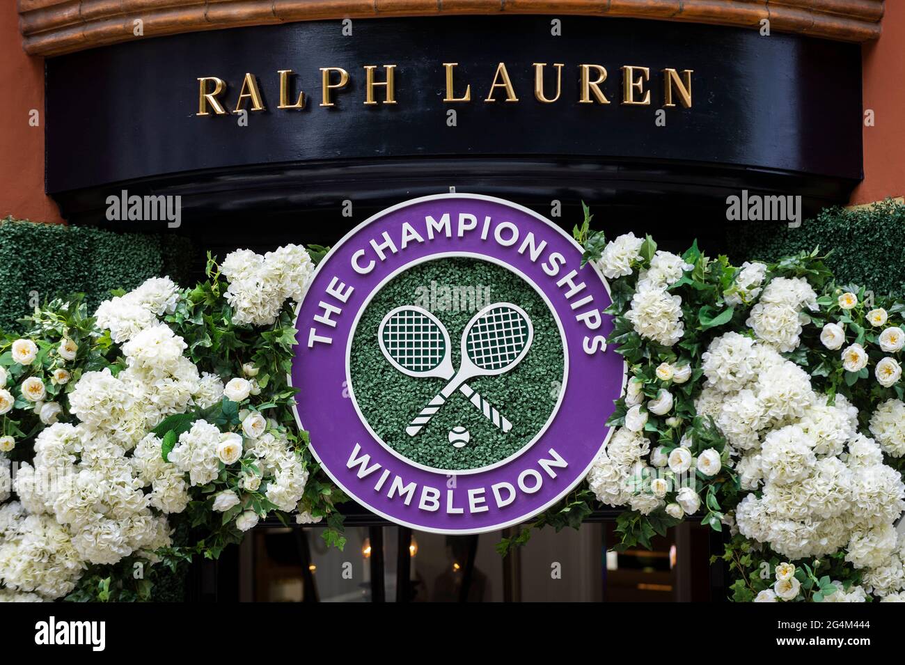 London, Großbritannien. 22. Juni 2021. Das Äußere des Ralph Lauren-Geschäfts am Sloane Square, das vor den kommenden Wimbledon-Tennismeisterschaften im All England Club dekoriert wurde. Ralph Lauren liefert den Beamten bei der Veranstaltung Outfits. Lockdown-Beschränkungen werden die Menge begrenzen, aber das Finale wird voll ausgelastet sein, wenn die Einschränkungen gelockert werden. Kredit: Stephen Chung / Alamy Live Nachrichten Stockfoto