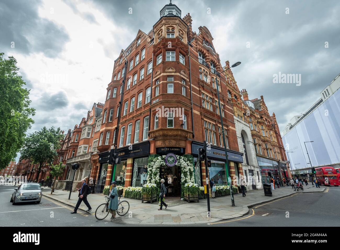 London, Großbritannien. 22. Juni 2021. Das Äußere des Ralph Lauren-Geschäfts am Sloane Square, das vor den kommenden Wimbledon-Tennismeisterschaften im All England Club dekoriert wurde. Ralph Lauren liefert den Beamten bei der Veranstaltung Outfits. Lockdown-Beschränkungen werden die Menge begrenzen, aber das Finale wird voll ausgelastet sein, wenn die Einschränkungen gelockert werden. Kredit: Stephen Chung / Alamy Live Nachrichten Stockfoto