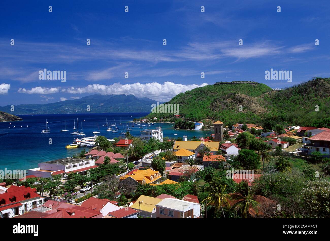 FRANZÖSISCH-WESTINDIEN. GUADELOUPE, SAINTES ARCHIPEL, TERRE DE HAUT, HÄUSER MIT ROTEN DÄCHERN Stockfoto