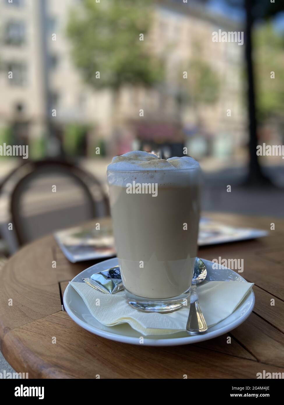 LEIPZIG, DEUTSCHLAND - 18. Jun 2021: Erster Latte Macciato nach Lockdow Stockfoto