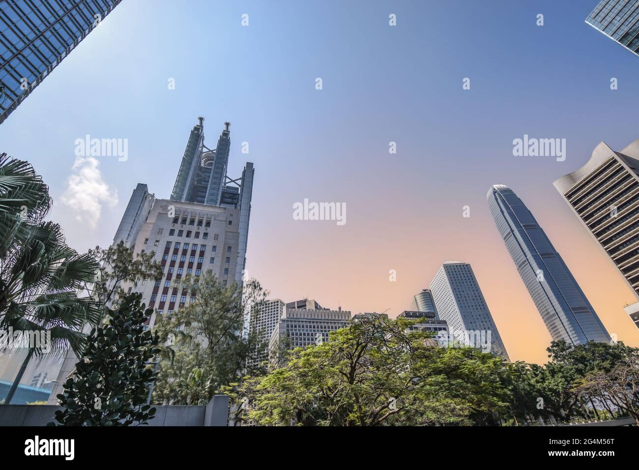 Wolkenkratzer im Zentrum von Hongkong bei Sonnenuntergang. Stockfoto