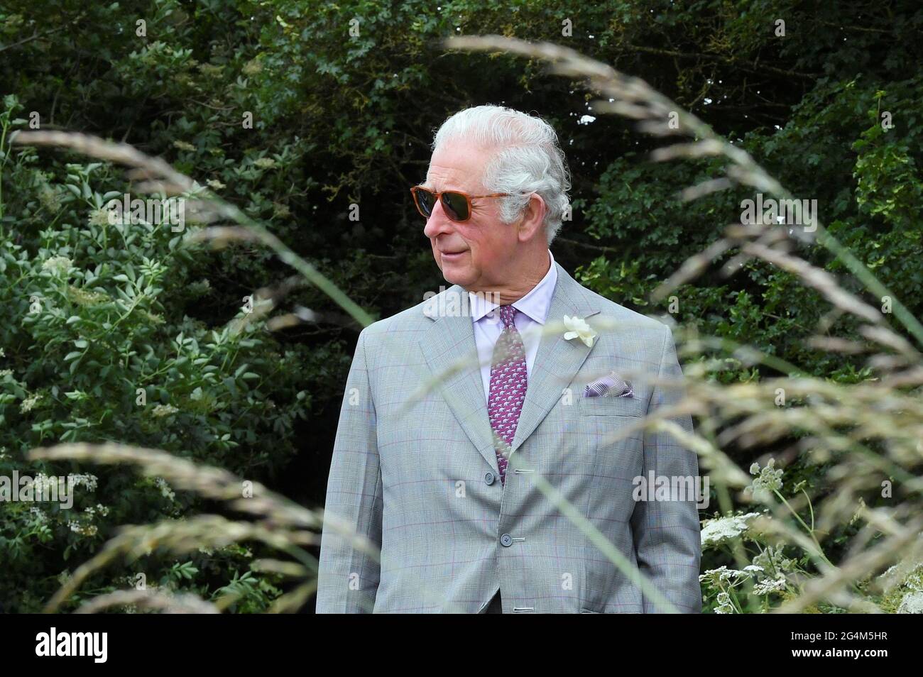 Der Prinz von Wales bei seinem Besuch in Farmed, einem neuen Zentrum für Farm- und Lebensmittelbildung auf der Honeydale Farm, Shipton-under-Wychwood, Oxfordshire. Bilddatum: Dienstag, 22. Juni 2021. Stockfoto