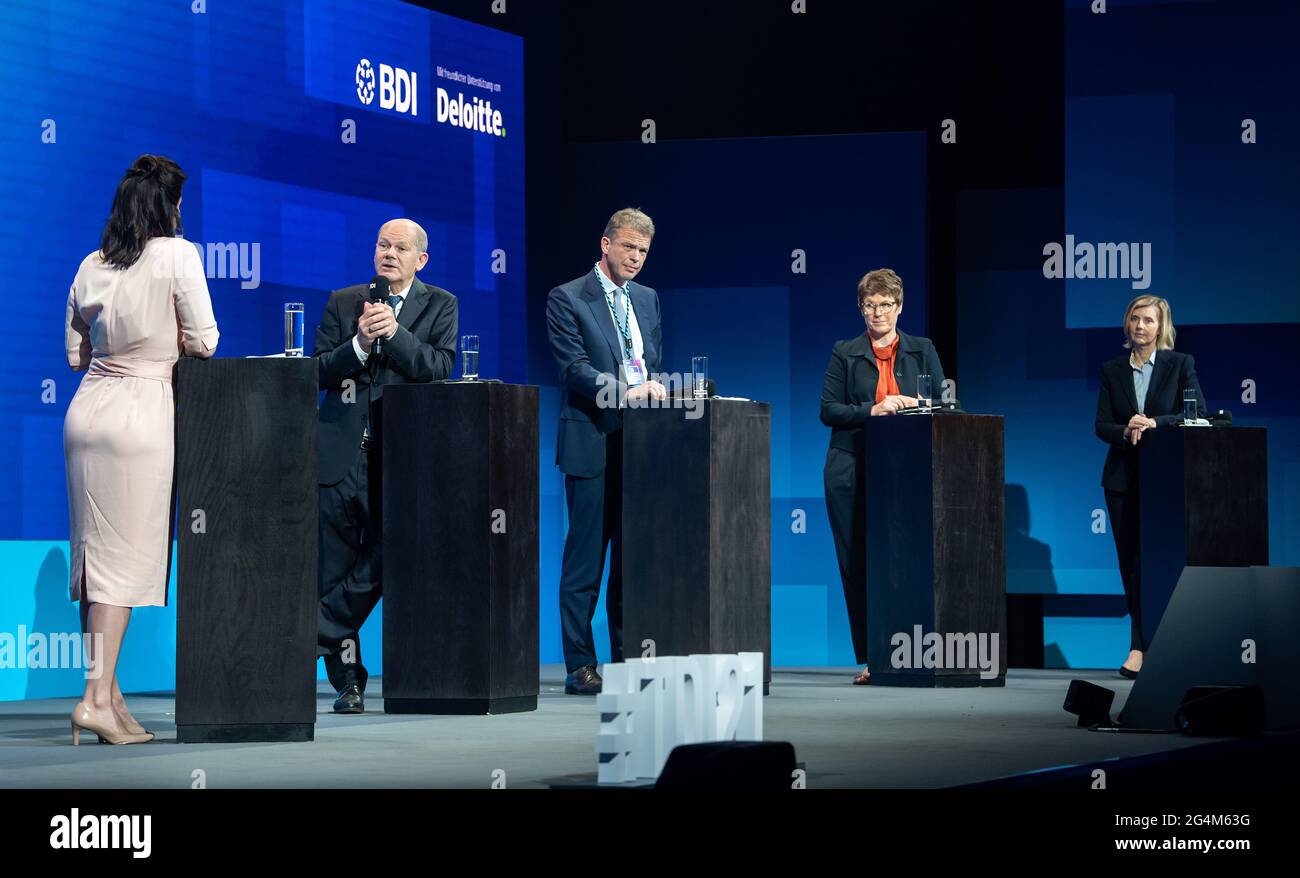 Berlin, Deutschland. Juni 2021. Olaf Scholz (l-r, SPD), Bundesfinanzminister, Christian Sewing, Vorstandsvorsitzender Deutsche Bank, Veronika Grimm, Vorsitzende des Sachverständigenrats der deutschen Wirtschaft, und Marianne Janik, Geschäftsführerin Microsoft Deutschland, diskutieren beim Deutschen Industrietag mit Moderatorin Isabelle Körner (l). Die dreitägige Veranstaltung findet in diesem Jahr als Hybrid-Konferenz statt. Quelle: Bernd von Jutrczenka/dpa/Alamy Live News Stockfoto