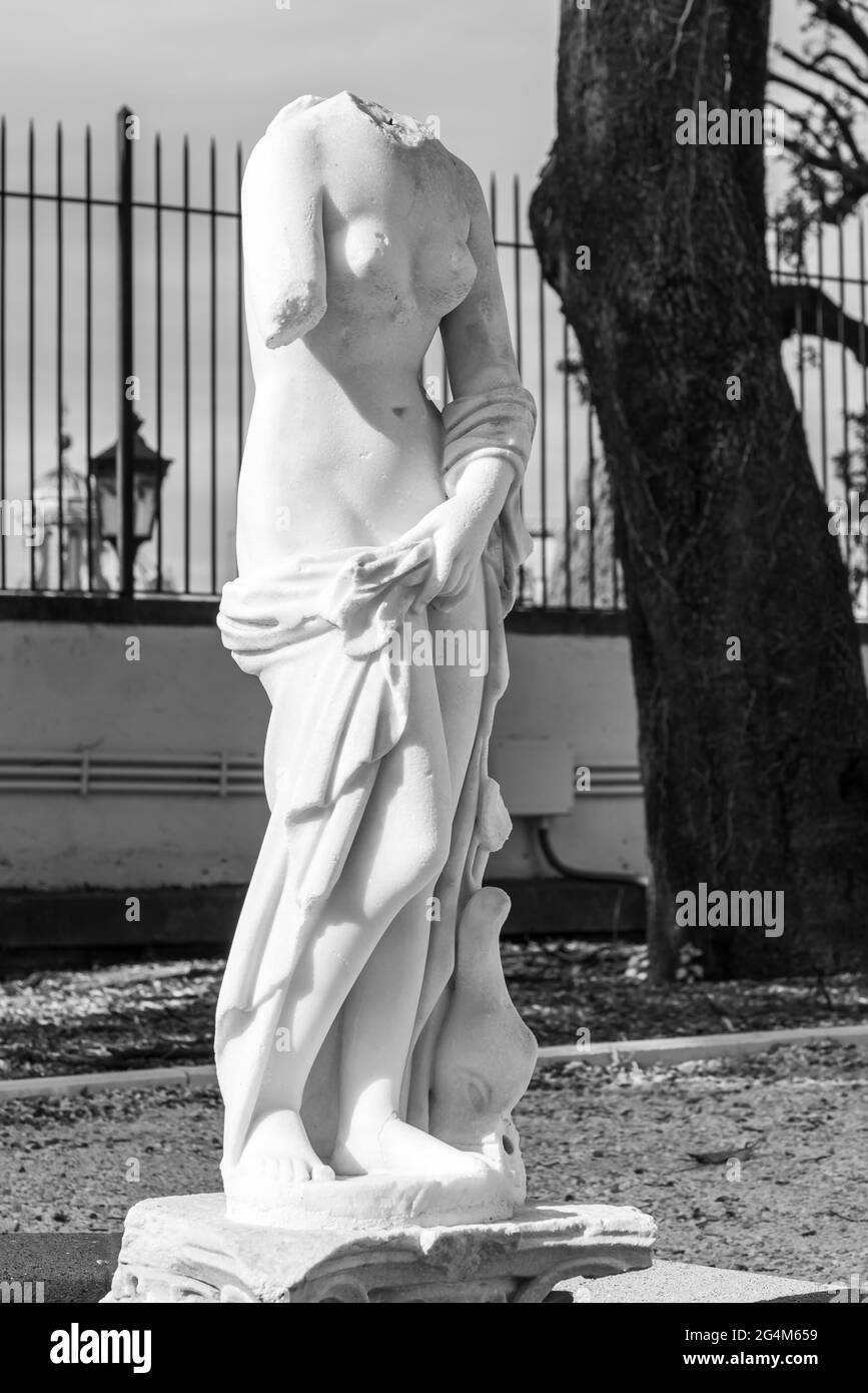 Schwarz-Weiß-Foto einer alten Statue in Ruinen, die einen Garten in Rom schmückt Stockfoto