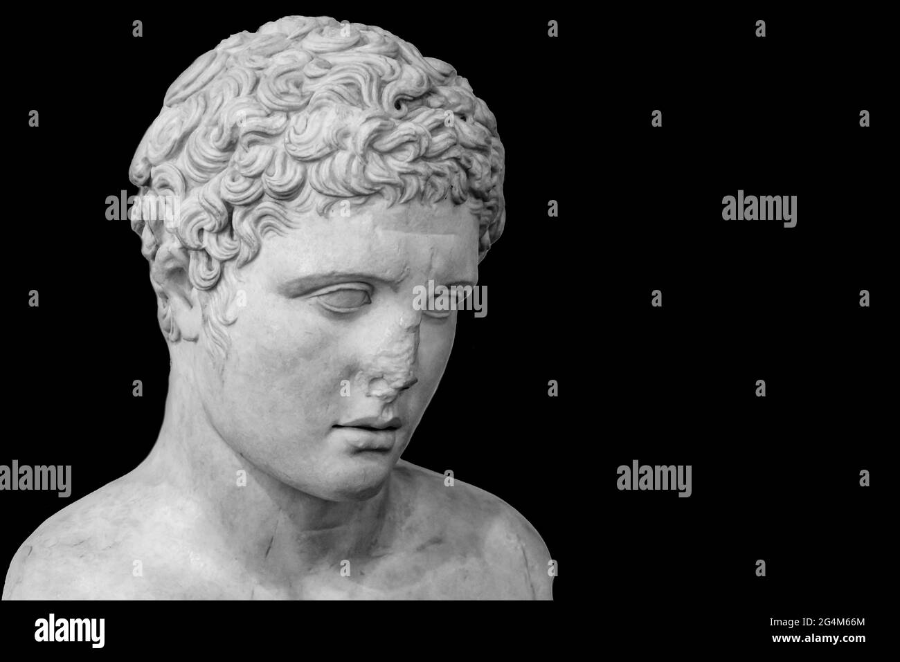 Schwarzweiß-Foto in Nahaufnahme mit Gesichtsausdruck einer antiken römischen Statue eines Jungen Stockfoto