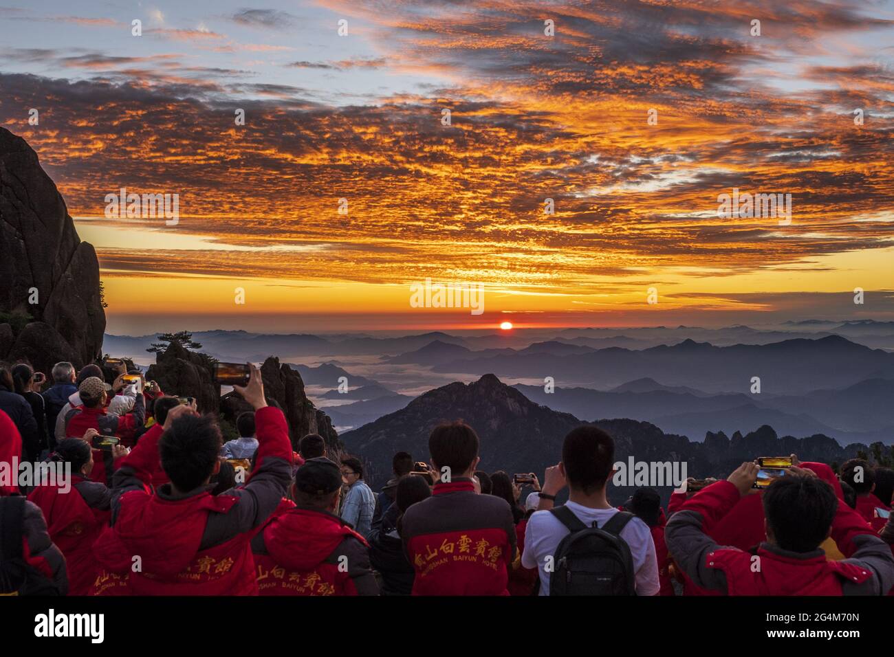 Huangshan, China. Juni 2021. Der wunderschöne Sonnenaufgang auf dem Berg Huang in Huangshan, Anhui, China, am 22. Juni 2021.(Foto: TPG/cnsphotos) Quelle: TopPhoto/Alamy Live News Stockfoto