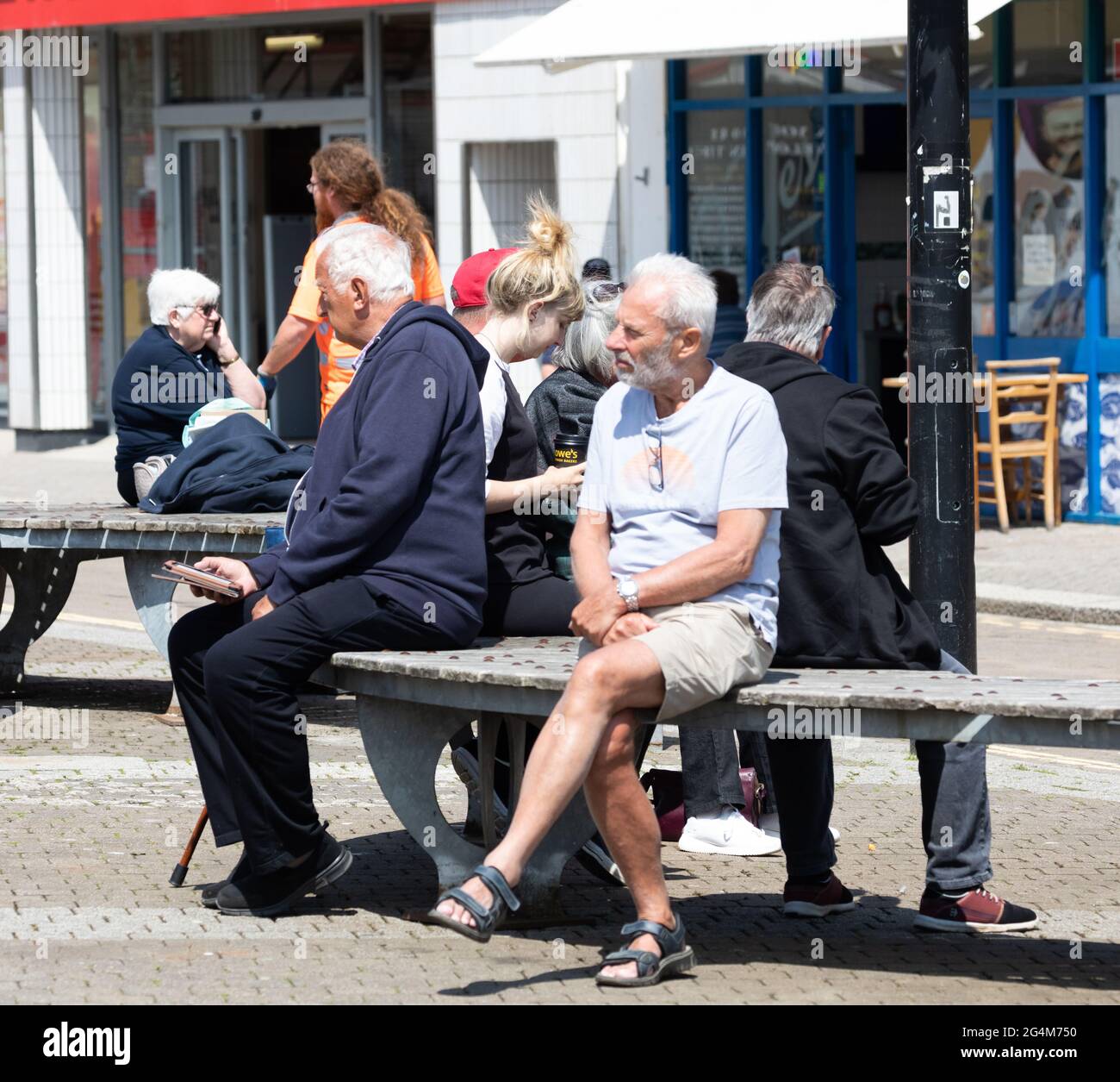 Truro, Cornwall, Großbritannien. Juni 2021. Die Menschen in Truro, Cornwall, genossen den herrlichen Sonnenschein beim Einkaufen. Die Prognose ist für 16C mit sonnigen Intervallen und einer leichten Brise. Kredit: Keith Larby/Alamy Live Nachrichten Stockfoto