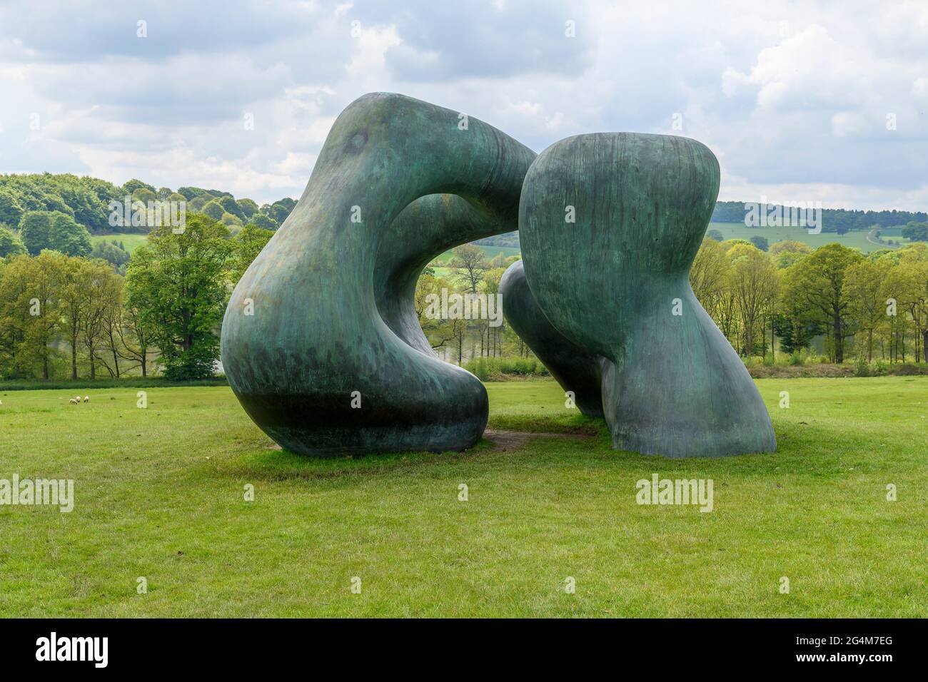 Die riesigen Bronzeskulpturen, zwei große Formen von Henry Moore. Gelegen in Moores Lieblingsort im Yorkshire Sculpture Park. Stockfoto