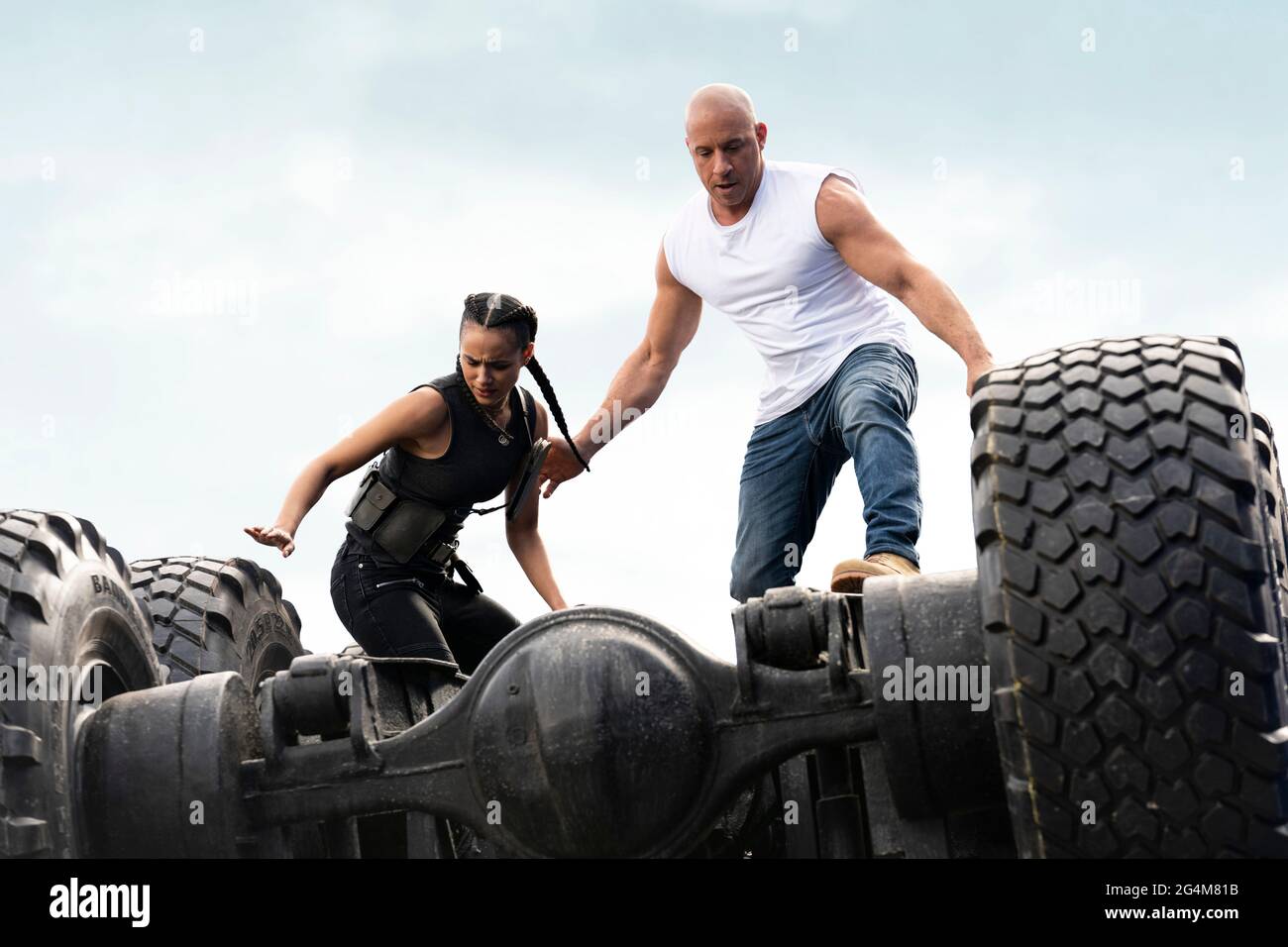 Fast & Furious 9 (2020) Regie: Justin Lin mit Vin Diesel und Amber Sienna, Michelle Rodriguez, John Cena und Jordana Brewster. Dominic Toretto steht einem Attentäter gegenüber, der mit Cipher arbeitet. Stockfoto
