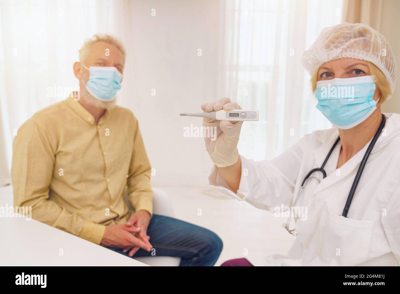 Der Arzt mischt die Temperatur des Patienten Stockfoto