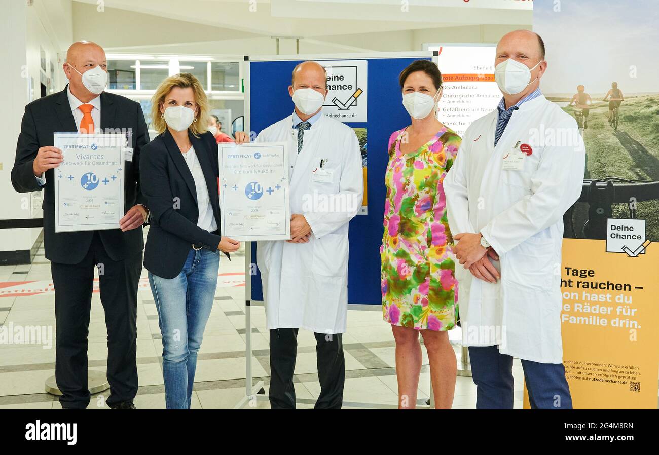 22. Juni 2021, Berlin: Reinhold Laun (l.), Geschäftsführer, Daniela Ludwig (CSU), Drogenbeauftragte der Bundesregierung, Stephan Eggeling, Chefarzt des Vivantes Klinikums, Karin Vitzthum, Leiterin des Instituts für Tabakentwöhnung und Rauchprävention, und Sven Gläser, Chefarzt, halten die Urkunden im Vivantes Klinikum Neukölln. Das Vivantes Klinikum Berlin-Neukölln erhielt erneut eine Auszeichnung für die intensive Unterstützung, die es Rauchern während des Aufhörens bietet. Das Krankenhaus erhielt das Silberzertifikat des Deutschen Netzwerks rauchfreier Krankenhäuser Stockfoto