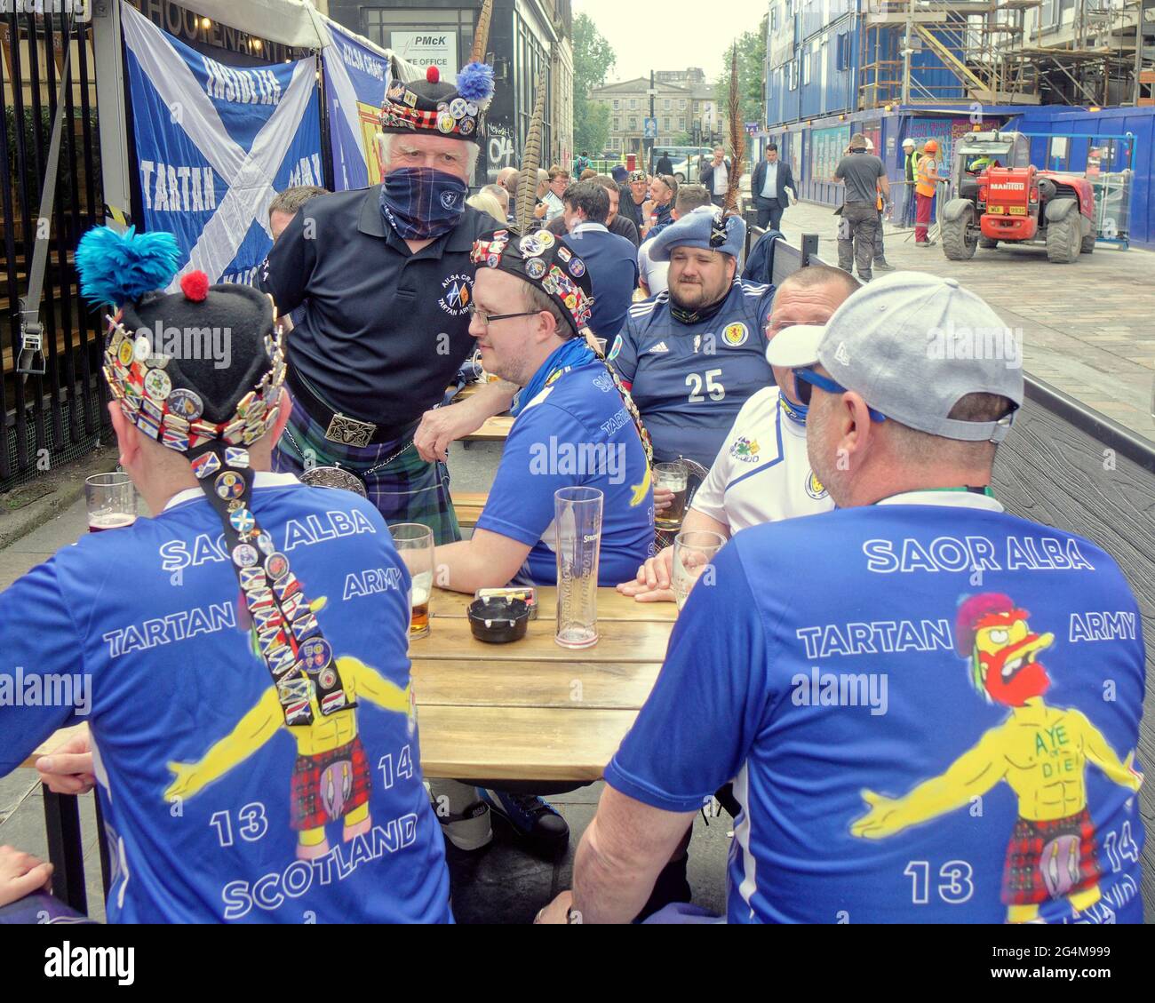 Glasgow, Schottland, Großbritannien. Juni 2021. UK Wetter: Sommer Euro 2021 Fieber erschien in der Stadt mit einer guten Stimmung, als die Stadt ein normaleres Leben zeigte, als die Tartan Armee in der Sonne einmarschierte und sich auf das große Spiel freute. Schottland-Fans im Hootenanys Pub am St. enoch Square. Quelle: gerard Ferry/Alamy Live News Stockfoto