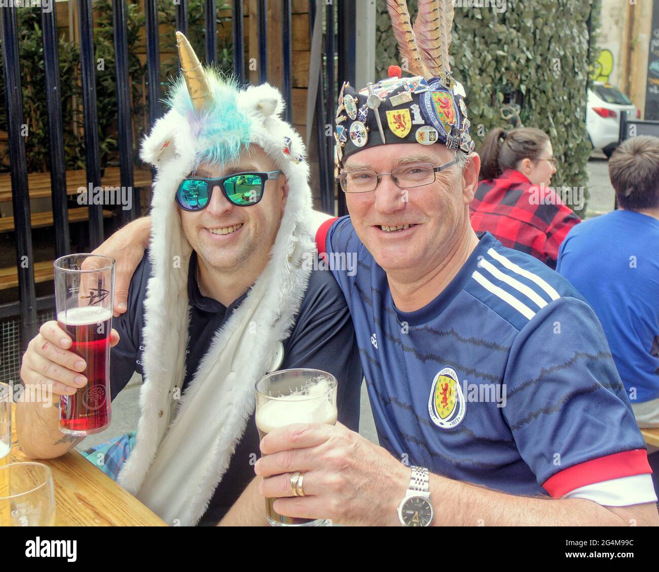 Glasgow, Schottland, Großbritannien. Juni 2021. UK Wetter: Sommer Euro 2021 Fieber erschien in der Stadt mit einer guten Stimmung, als die Stadt ein normaleres Leben zeigte, als die Tartan Armee in der Sonne einmarschierte und sich auf das große Spiel freute. Schottland-Fans im Hootenanys Pub am St. enoch Square. Quelle: gerard Ferry/Alamy Live News Stockfoto