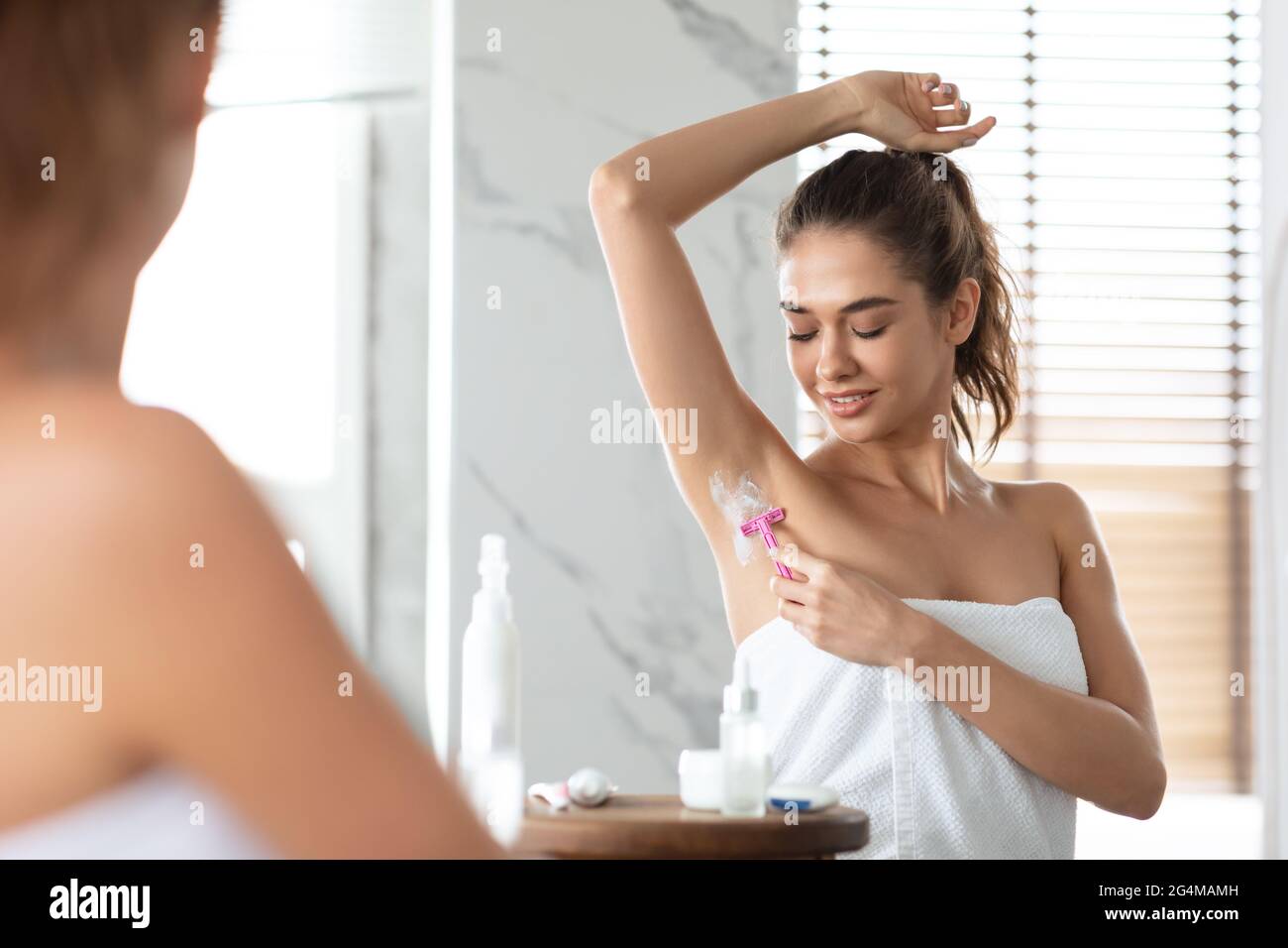 Weibliche Rasur Achselhöhlen Entfernen Achselhöhlen Haar Mit Rasiermesser Im Badezimmer Stockfoto