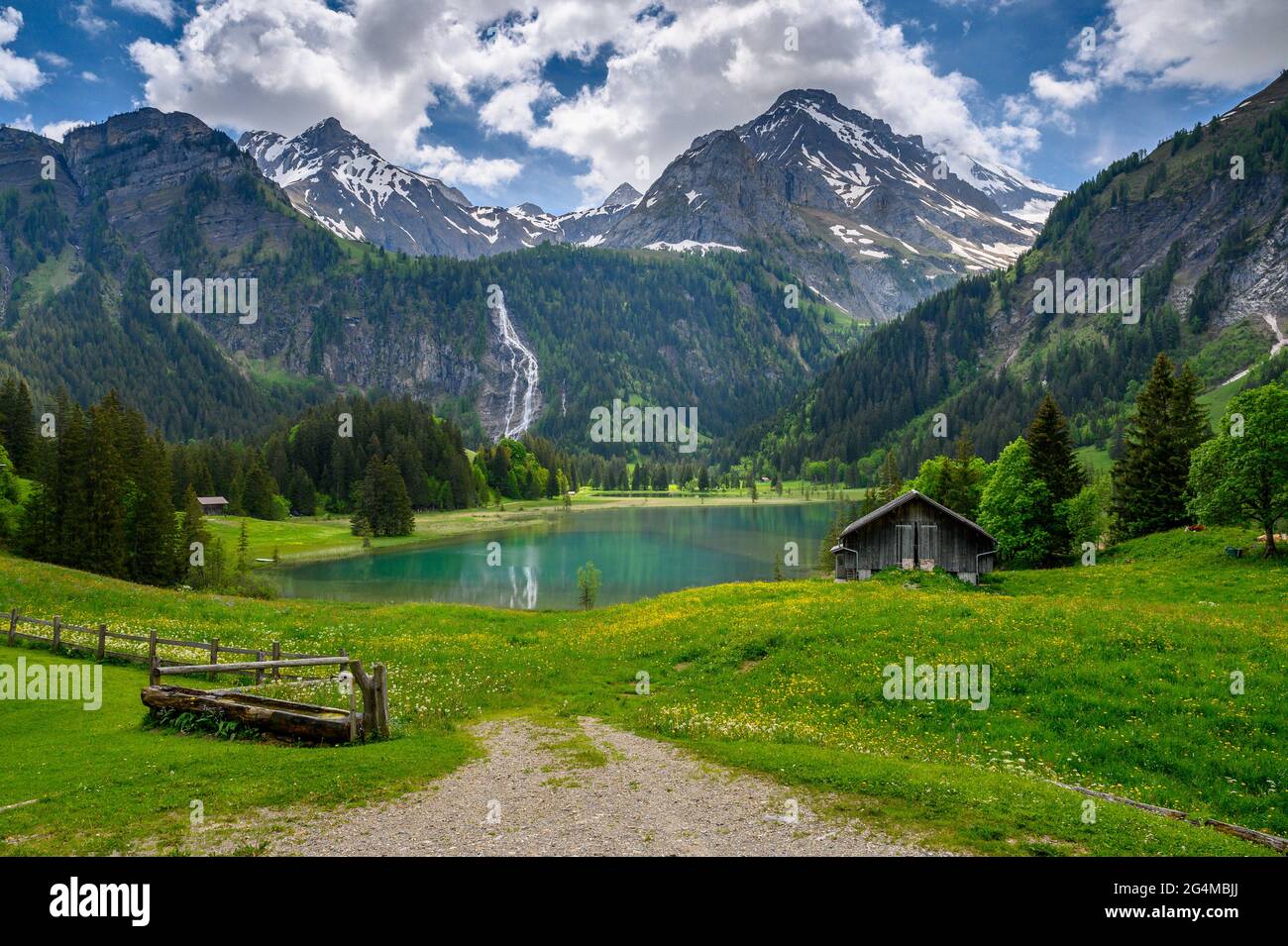 Idyllischer Lauenensee mit Wildhorn im Frühling, Berner Alpen, Schweiz Stockfoto