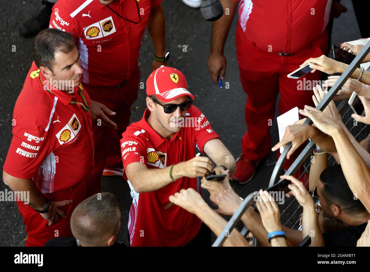 Ferrari-Formel-1-Fahrer Sebastian Vettel gibt den Fans während des F1 Milan Festival 2018 in Mailand Autogramme. Stockfoto