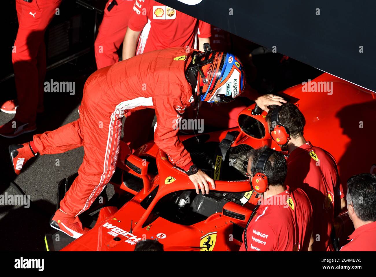 Die Boxenstoppmannschaft von Ferrari, die während einer Ausstellung in Mailand, Italien, um den Ferrari Formel 1 an der Box von Ferrari herum arbeitet. Stockfoto