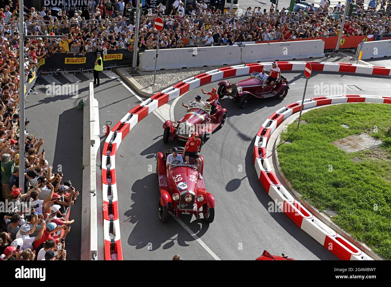 Oldtimer von Alfa Romeo auf einem Stadtkurs während des Mailänder F1-Festivals in Mailand. Stockfoto