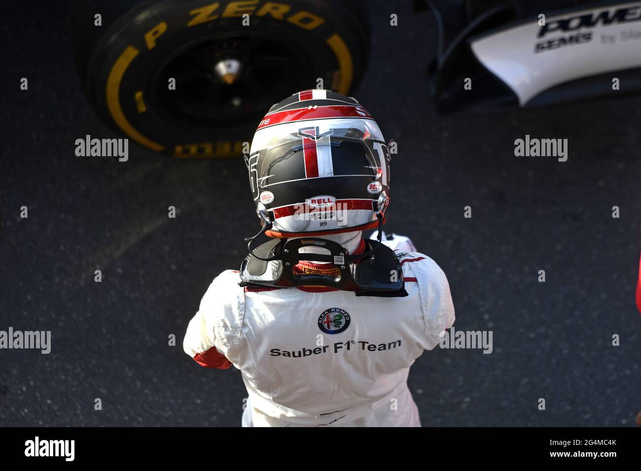 Formel-1-Fahrer mit Schutzhelm, während des F1 Milan Festival, 2018, in Mailand. Stockfoto