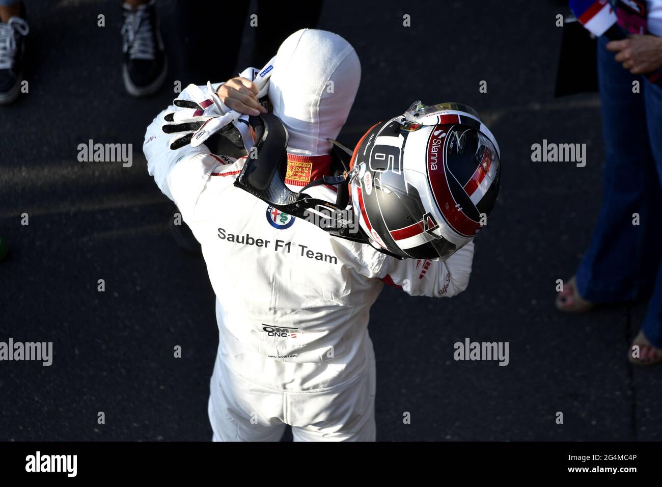 Formel-1-Fahrer mit Schutzhelm, während des F1 Milan Festival, 2018, in Mailand. Stockfoto