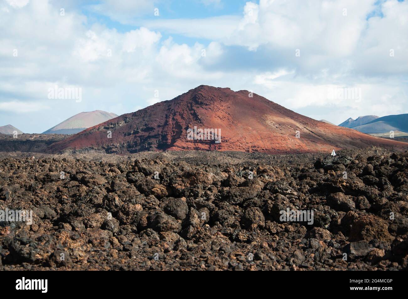 Spanien, Kanarische Inseln, Lanzarote. Blick über eine vulkanische Landschaft. Typische karge, rot gefärbte Landschaft Stockfoto