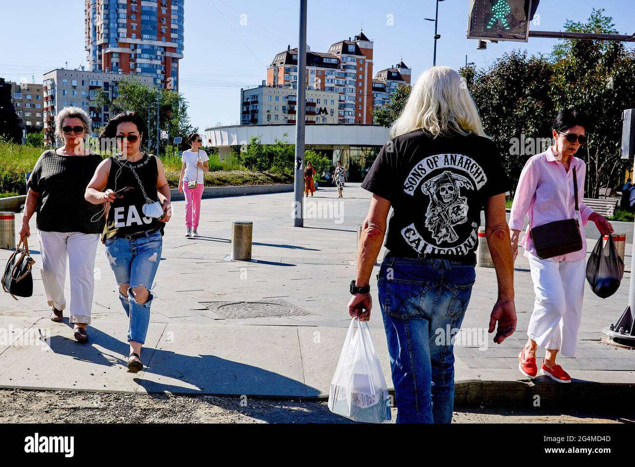 19 Juni 2021 Moskau Russland Ein Mann In Einem T Shirt Der Sohne Der Anarchie Geht Durch Die Strassen Moskaus Trotz Eines Erneuten Ausbruchs Der Coronavirus Infektion Und Der Einfuhrung Von Beschrankungen In Der