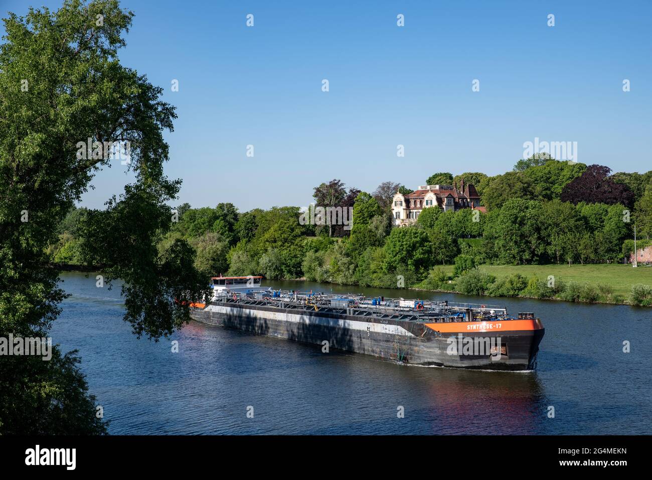 Frachtschiff auf dem Main bei Frankfurt/Höchst mit der 'Villa unter den Linden', ehemaliger Wohnsitz des Meisters-Familiengründers der Farbwerke Hoechst AG. Stockfoto