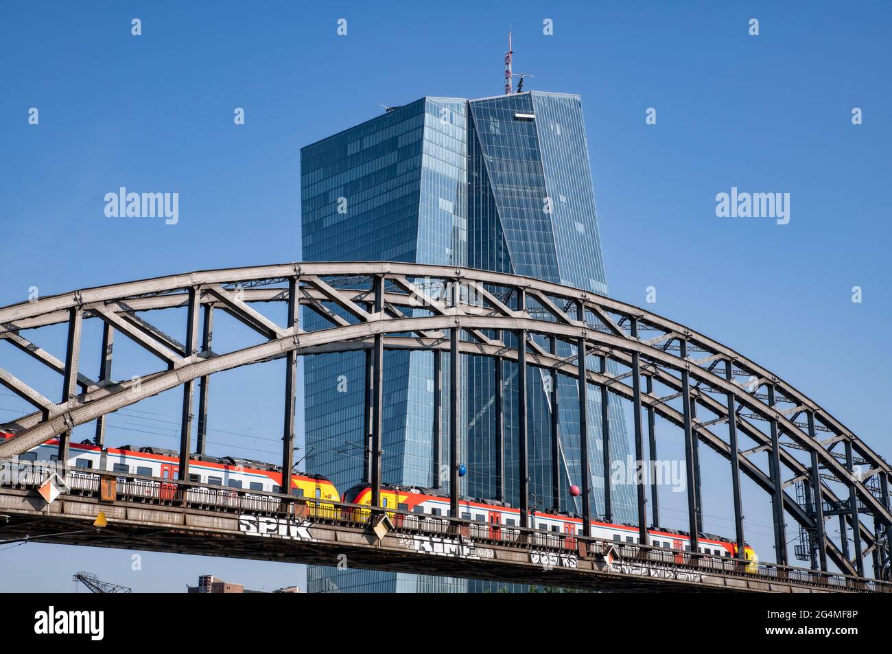 EZB in Frankfurt mit Deutschherrnbrücke und S-Bahn im Vordergrund Stockfoto