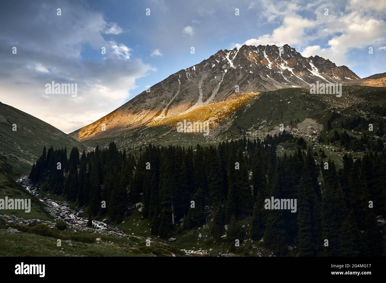 Landschaft von schönen Gipfel in Tian Shan Mountains Valley bei Sonnenuntergang in Almaty, Kasachstan Stockfoto