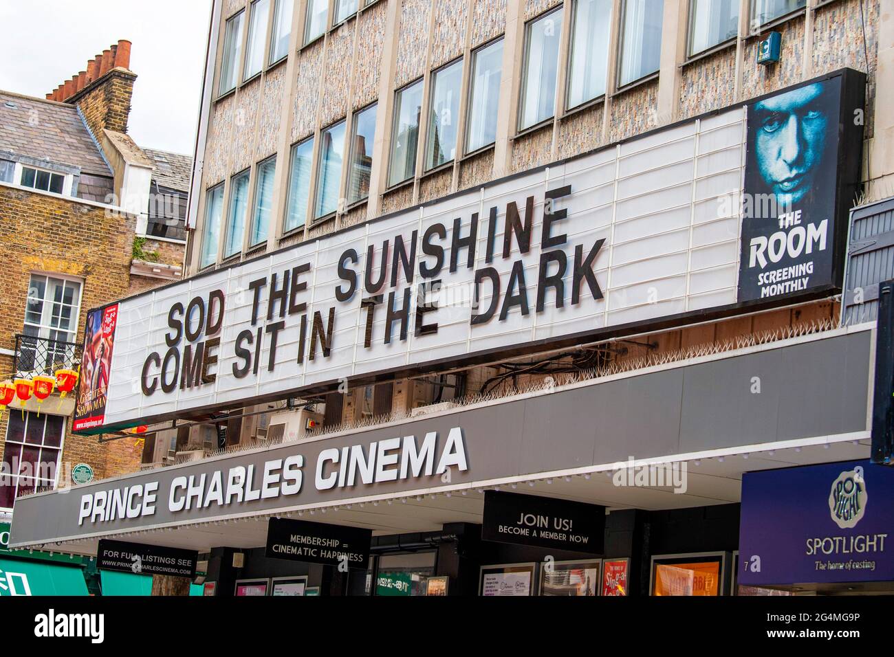 London, Großbritannien. Juni 2021. Ein Schild mit der Aufschrift 'SOD the  Sunshine come sit in the dark“ im Prince Charles Kino im Londoner West End.  Das Kino wurde kürzlich nach monatelanger Sperrung