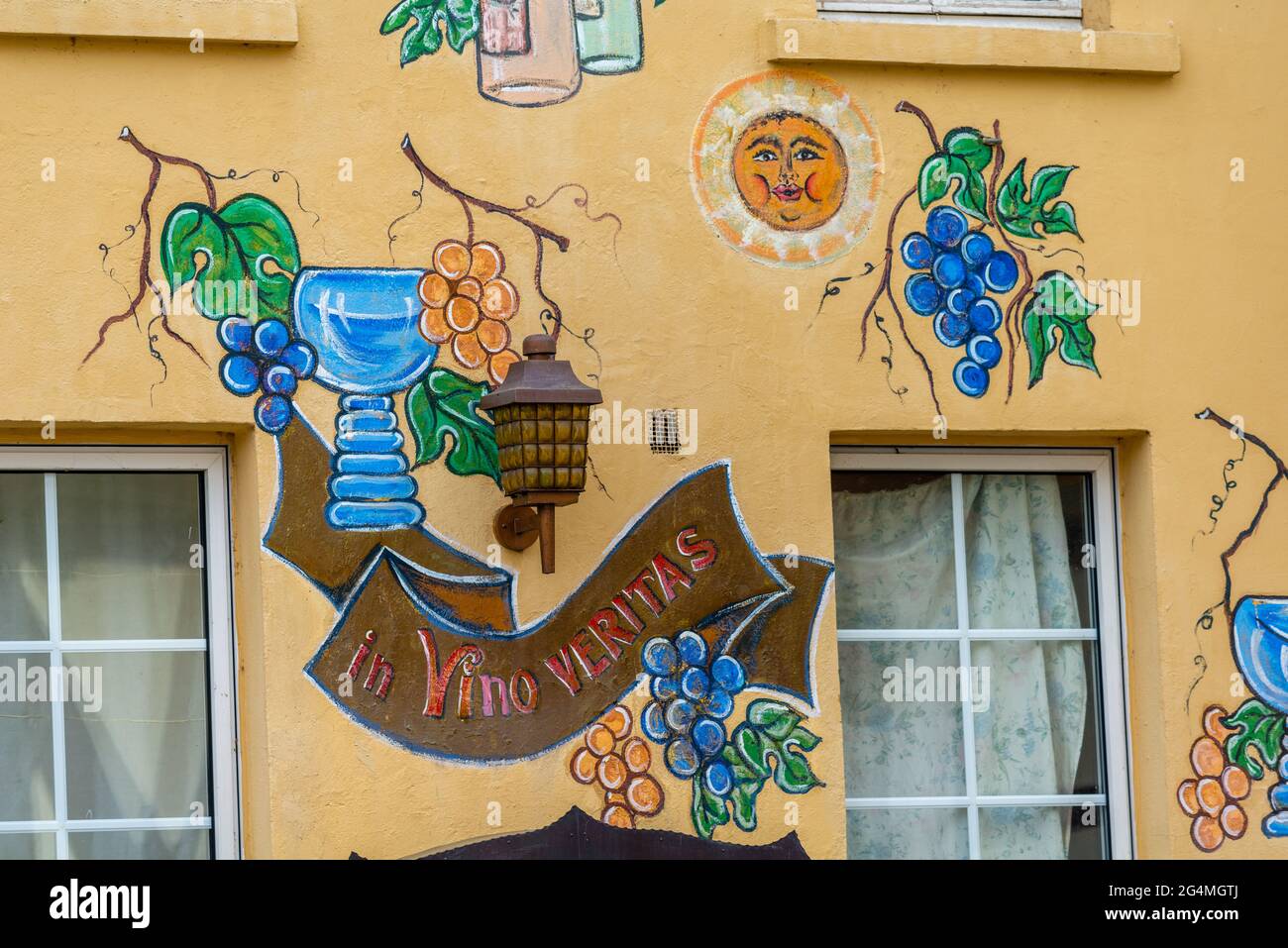 Hauswandmalerei mit lateinischer Inschrift 'in vino veritas' Wahrheit ist im Wein, historisches Linz auf den Rine Häusern, Rheinland-Pfalz, Deutschland Stockfoto