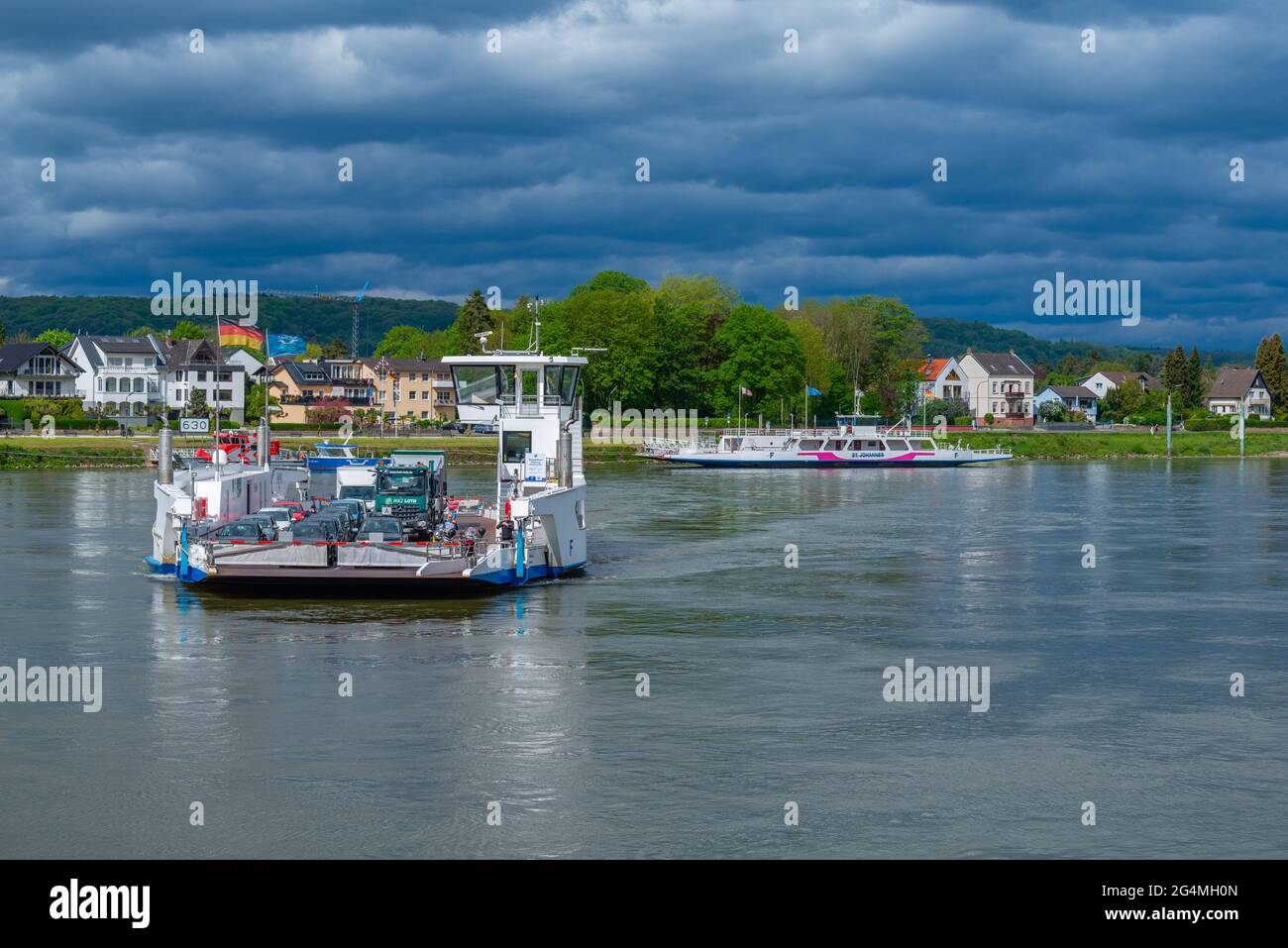 Fährschiffe auf dem Rhein zwischen Linz und Remagen, die Fahrzeuge und Passagiere transportieren, Linz, Rheinland-Pfalz, Deutschland, Europa Stockfoto