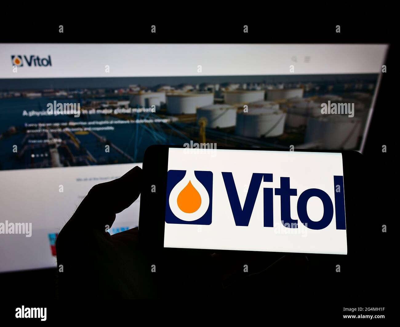 Person, die das Smartphone mit dem Logo der niederländischen  Handelsgesellschaft Vitol Holding B.V. auf dem Bildschirm vor der Website  hält. Konzentrieren Sie sich auf die Telefonanzeige Stockfotografie - Alamy