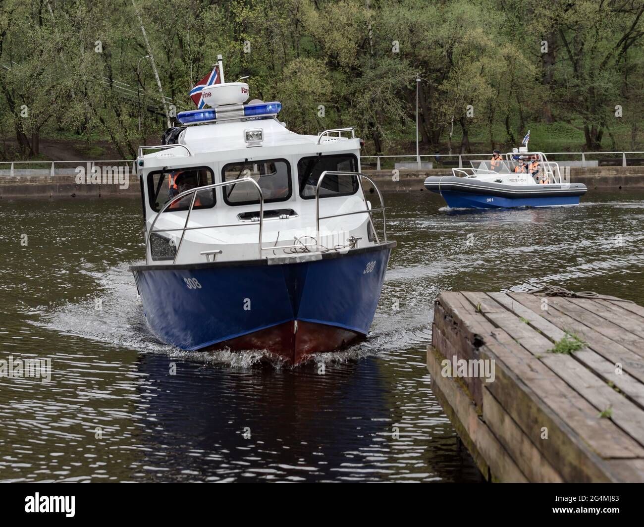 Ein Polizeiboot nähert sich dem Pier.im Frühjahr 2020 wurden aufgrund des Ausbruchs einer neuen Coronavirus-Infektion in Moskau anti-epidemiologische Maßnahmen eingeführt. Ohne unnötige Notwendigkeit wurde den Bürgern geraten, nicht an öffentliche Orte zu gehen, und alle Bewegungen in der Stadt mussten mit medizinischer Schutzausrüstung und mit einem elektronischen Pass durchgeführt werden. Die Durchsetzung restriktiver Maßnahmen auf den Straßen der Stadt wurde von der Polizei und der Nationalgarde überwacht. Flußboote, Drohnen und Ka-226-Hubschrauber wurden eingesetzt, um Übertreter der Beschränkungen zu kontrollieren. (Foto von Mihail Tokma Stockfoto