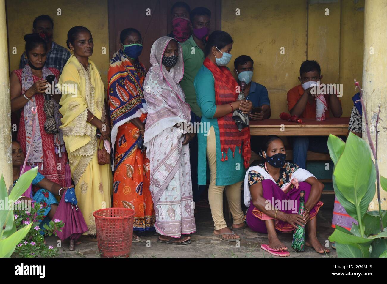 Guwahati, Indien. Juni 2021. Indische Menschen, die keine soziale Distanz aufrechterhalten, stehen in der Schlange, um die erste Dosis der COVID-19-Injektion in einem Impfzentrum in Guwahati Assam Indien einzunehmen. Quelle: Dasarath Deka/ZUMA Wire/Alamy Live News Stockfoto